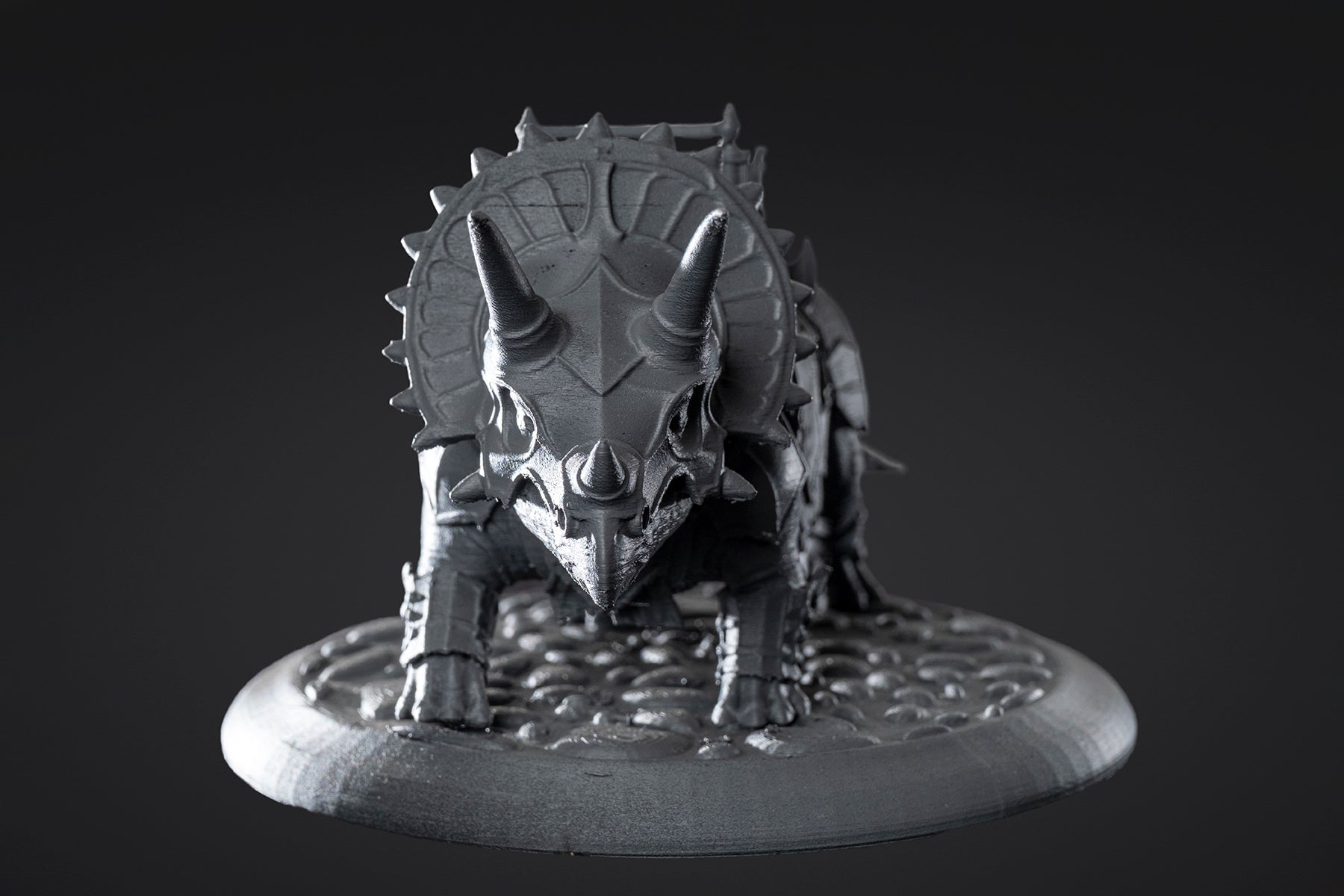 Figurine de Tricératops en armure à peindre