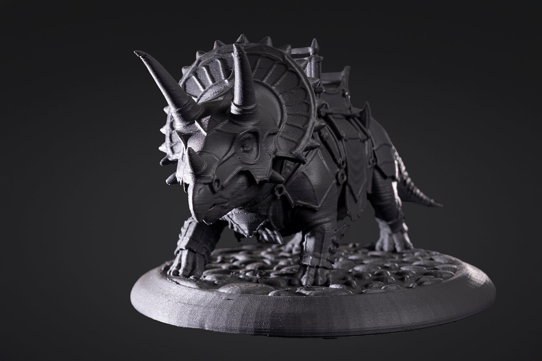 Figurine de Tricératops en armure à peindre